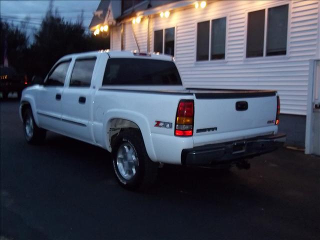 GMC Sierra 2005 photo 2