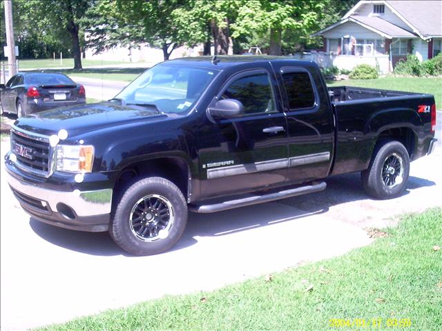 GMC Sierra 2dr Club Cab 139 WB 4WD Extended Cab Pickup