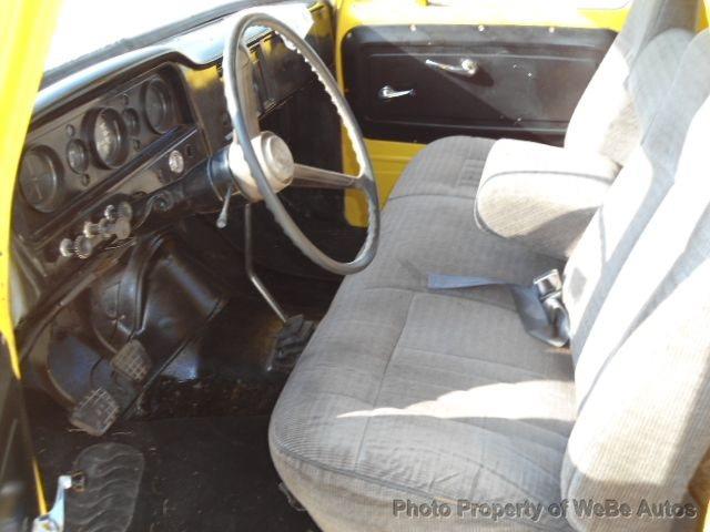 GMC Suburban 1965 photo 2