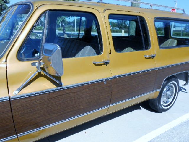 GMC Suburban 1975 photo 3