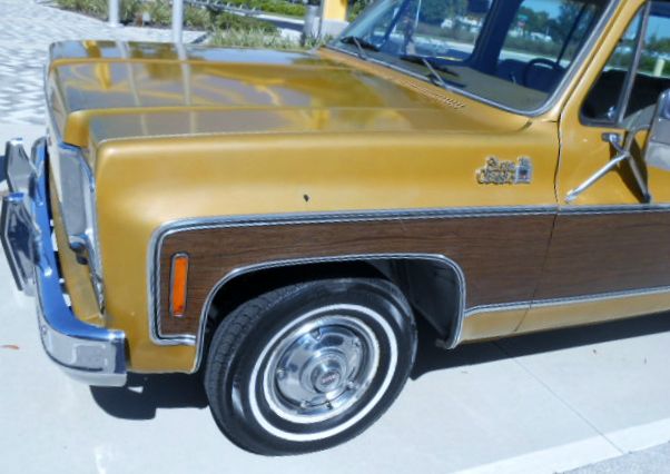 GMC Suburban 1975 photo 4