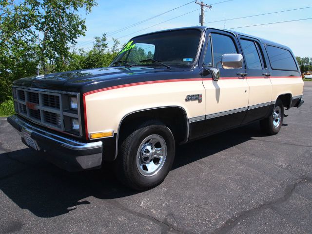 GMC Suburban 1984 photo 1