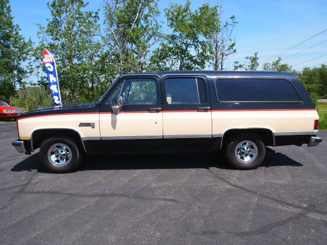 GMC Suburban 1984 photo 2