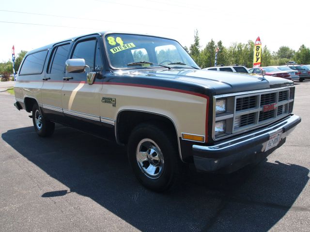 GMC Suburban 1984 photo 3