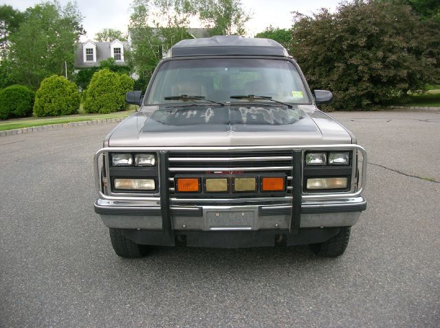 GMC Suburban 1990 photo 1