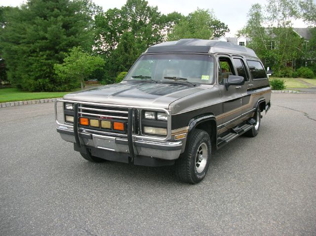 GMC Suburban 1990 photo 2