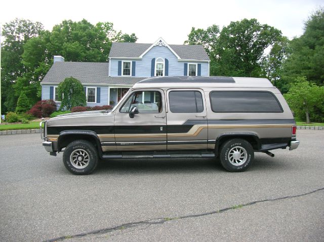 GMC Suburban 1990 photo 3