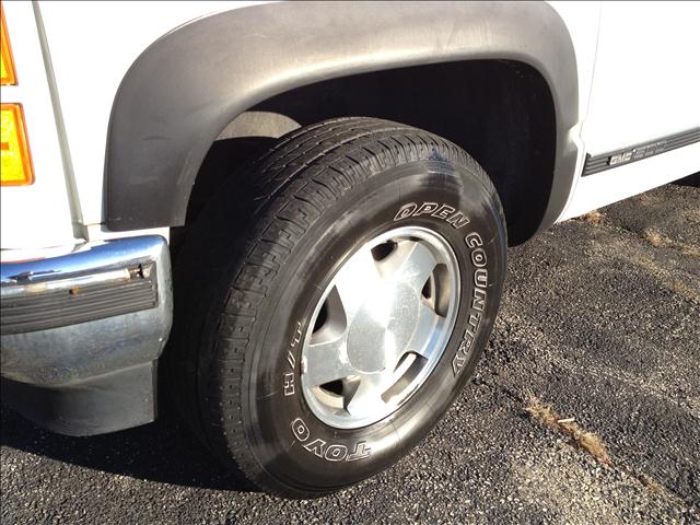 GMC Suburban 1996 photo 2