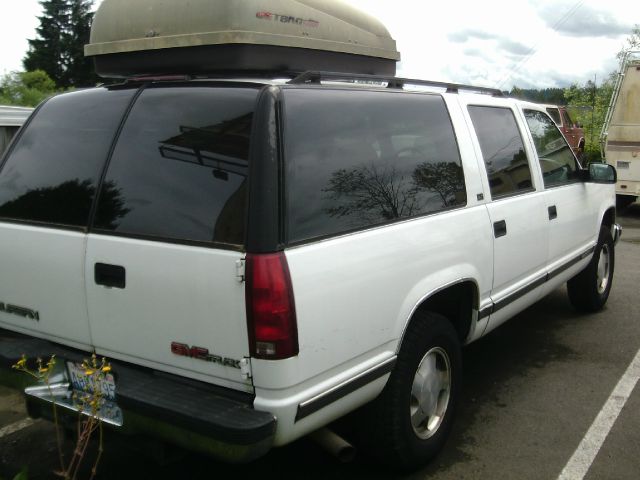 GMC Suburban 1997 photo 1