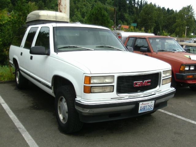 GMC Suburban 1997 photo 2