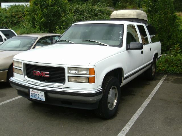 GMC Suburban 1997 photo 3