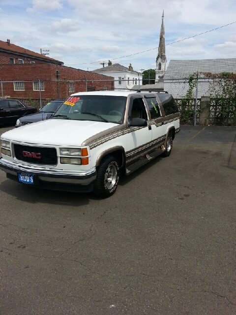GMC Suburban 1997 photo 3