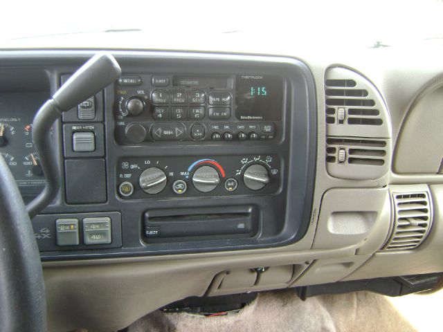 GMC Suburban 1997 photo 5