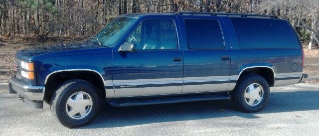 GMC Suburban 1997 photo 1