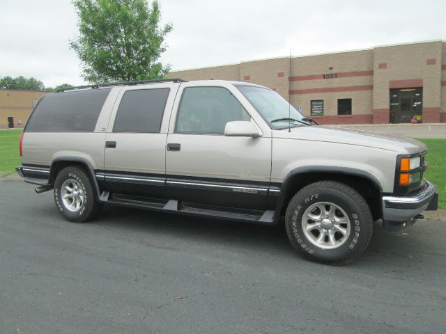 GMC Suburban 1998 photo 1