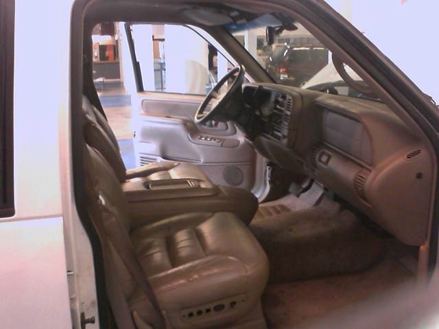 GMC Suburban 1998 photo 3