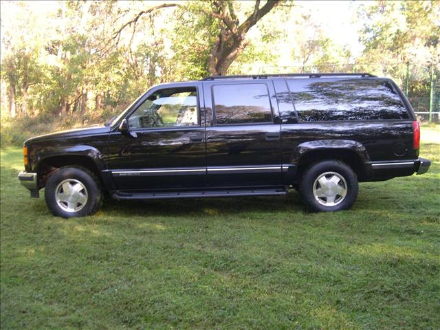 GMC Suburban 1999 photo 1