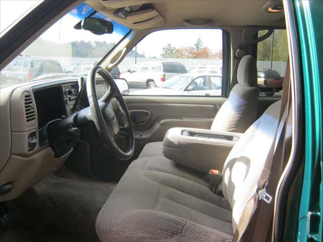 GMC Suburban 1999 photo 1