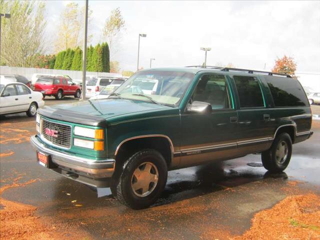 GMC Suburban 1999 photo 2
