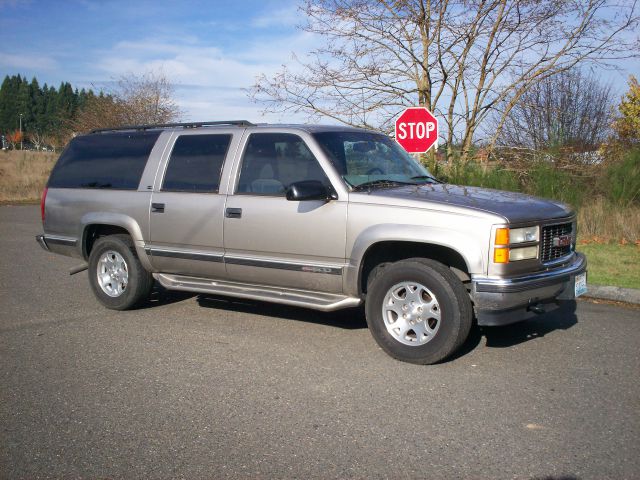 GMC Suburban 1999 photo 2