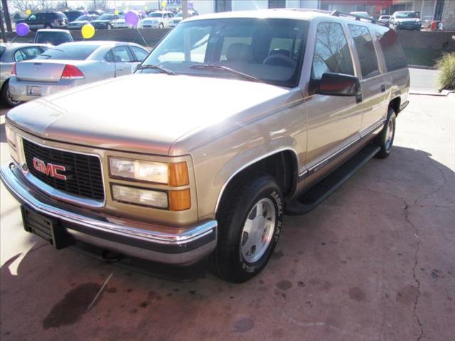 GMC Suburban 1999 photo 1