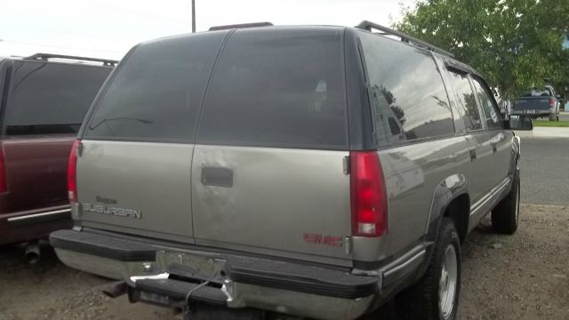 GMC Suburban 1999 photo 1