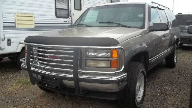 GMC Suburban 1999 photo 3