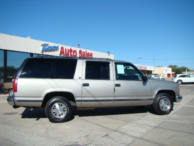 GMC Suburban 1999 photo 1