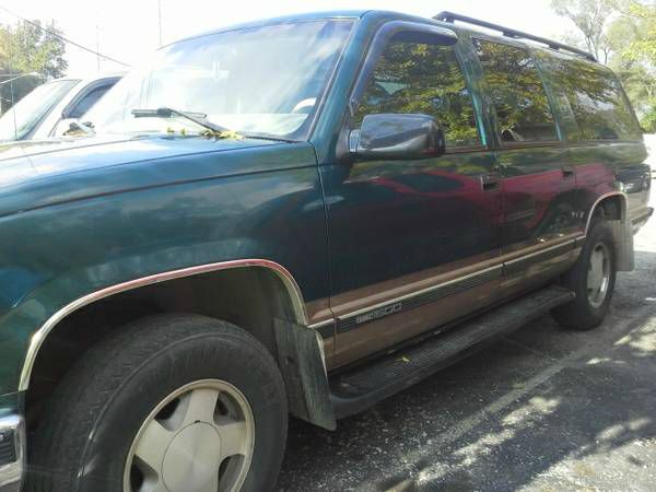 GMC Suburban 1999 photo 1