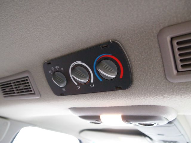 GMC Suburban 1999 photo 14