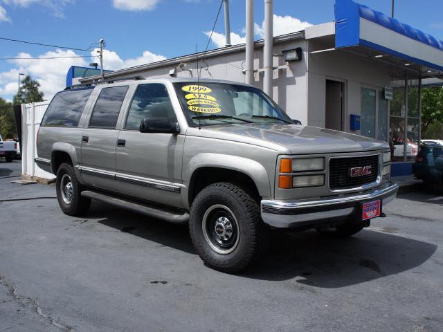 GMC Suburban 1999 photo 1