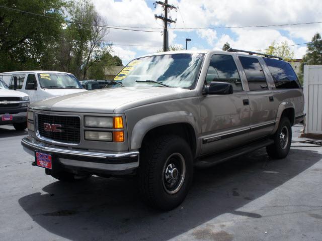 GMC Suburban 1999 photo 2