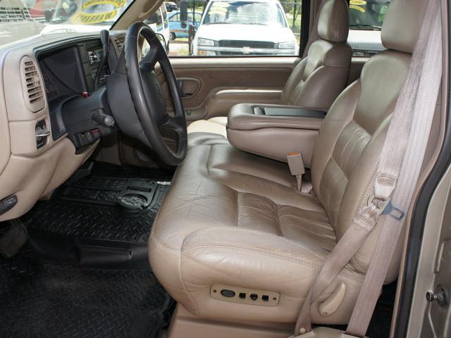 GMC Suburban 1999 photo 3