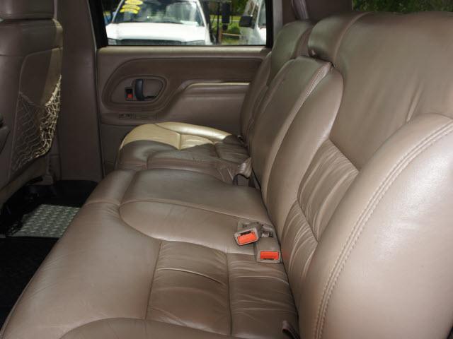GMC Suburban 1999 photo 4