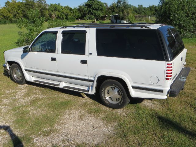 GMC Suburban 1999 photo 2