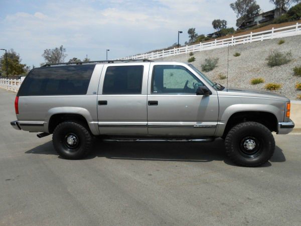 GMC Suburban 1999 photo 4