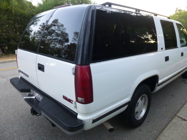 GMC Suburban 1999 photo 1