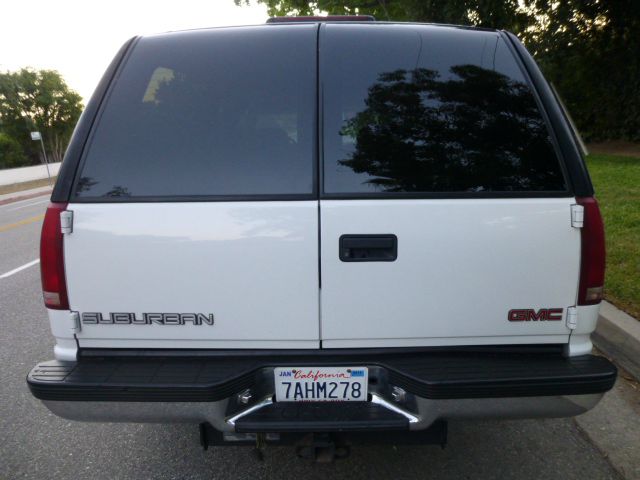 GMC Suburban 1999 photo 2