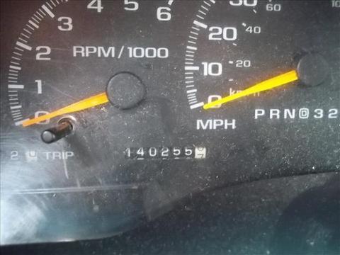 GMC Suburban 1999 photo 2