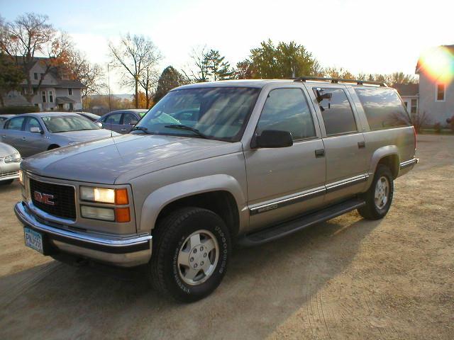 GMC Suburban 1999 photo 2