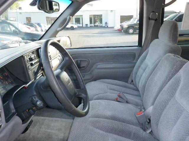 GMC Suburban 1999 photo 1