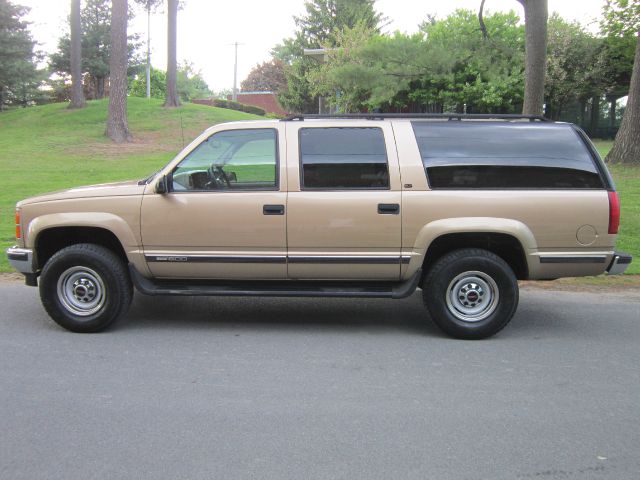 GMC Suburban 1999 photo 3