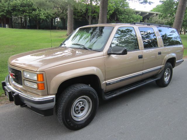GMC Suburban 1999 photo 4