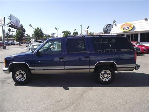 GMC Suburban 1999 photo 1