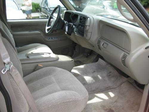 GMC Suburban 1999 photo 2