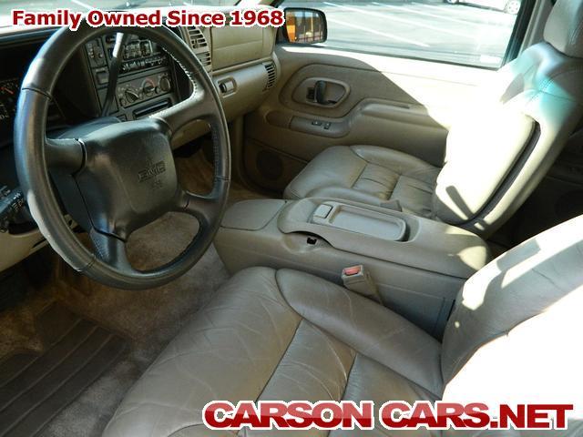 GMC Suburban 1999 photo 2