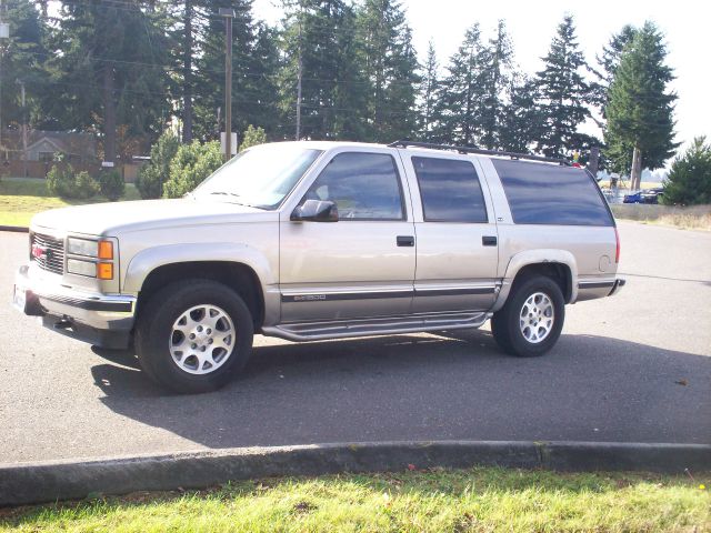 GMC Suburban 1999 photo 2