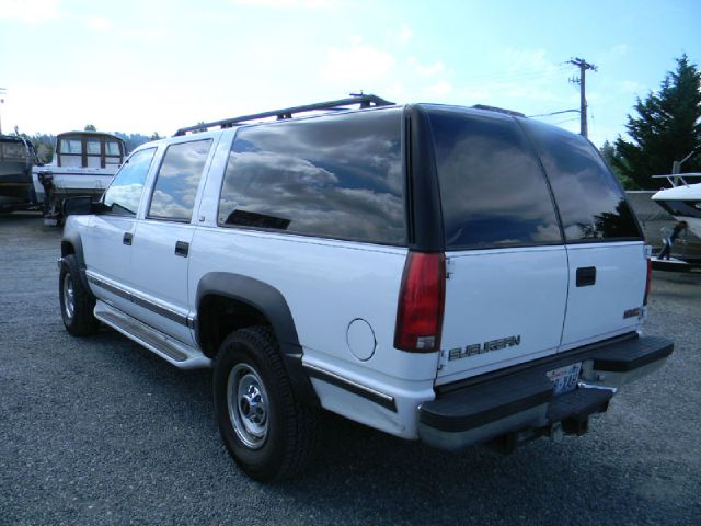 GMC Suburban 1999 photo 1