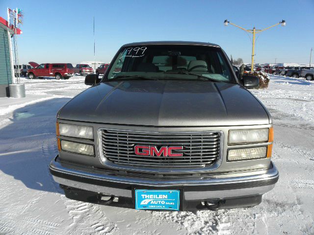 GMC Suburban 1999 photo 2