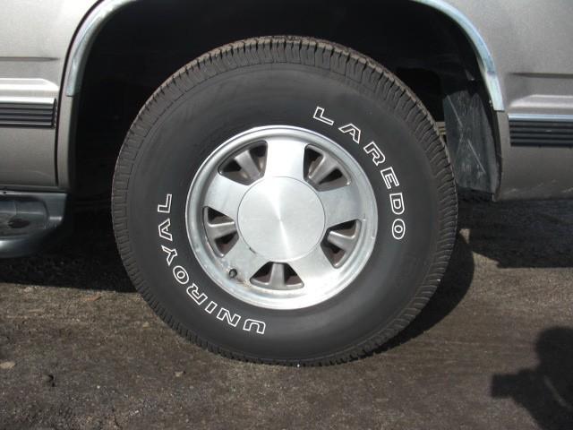 GMC Yukon 1999 photo 2